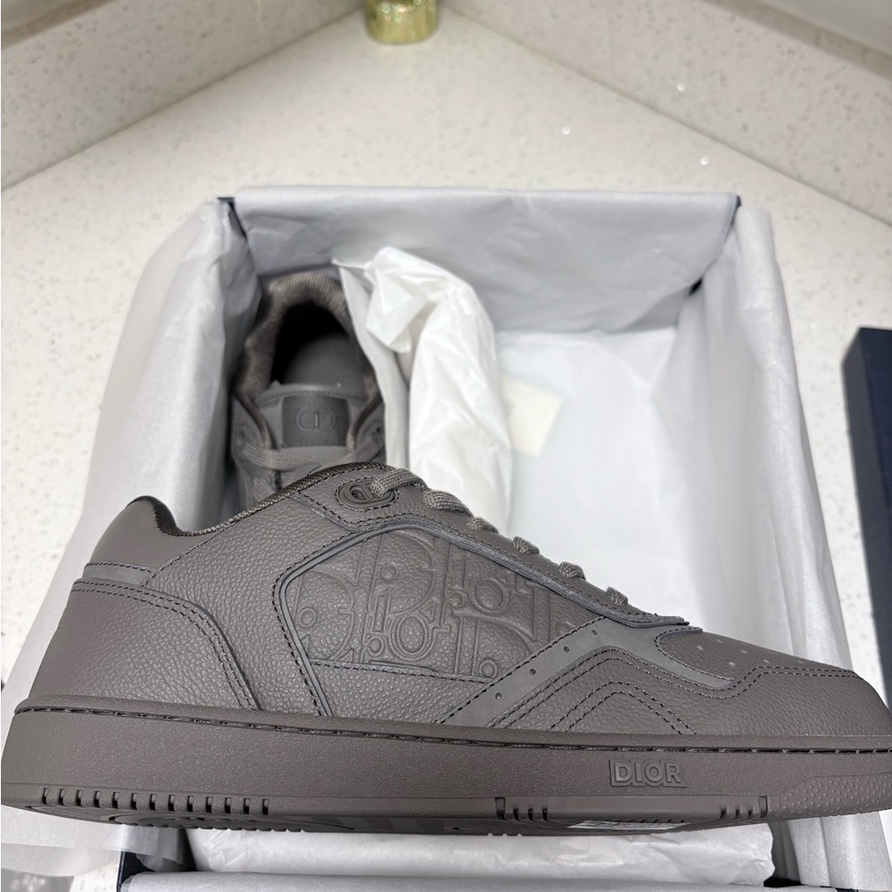 B27 Uptown Low-Top Sneaker
Gray Grained Calfskin and Gray Dior Gravity Leather